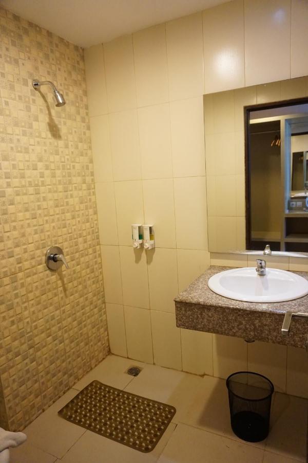 Akasa Hotel Калиуранг Екстериор снимка